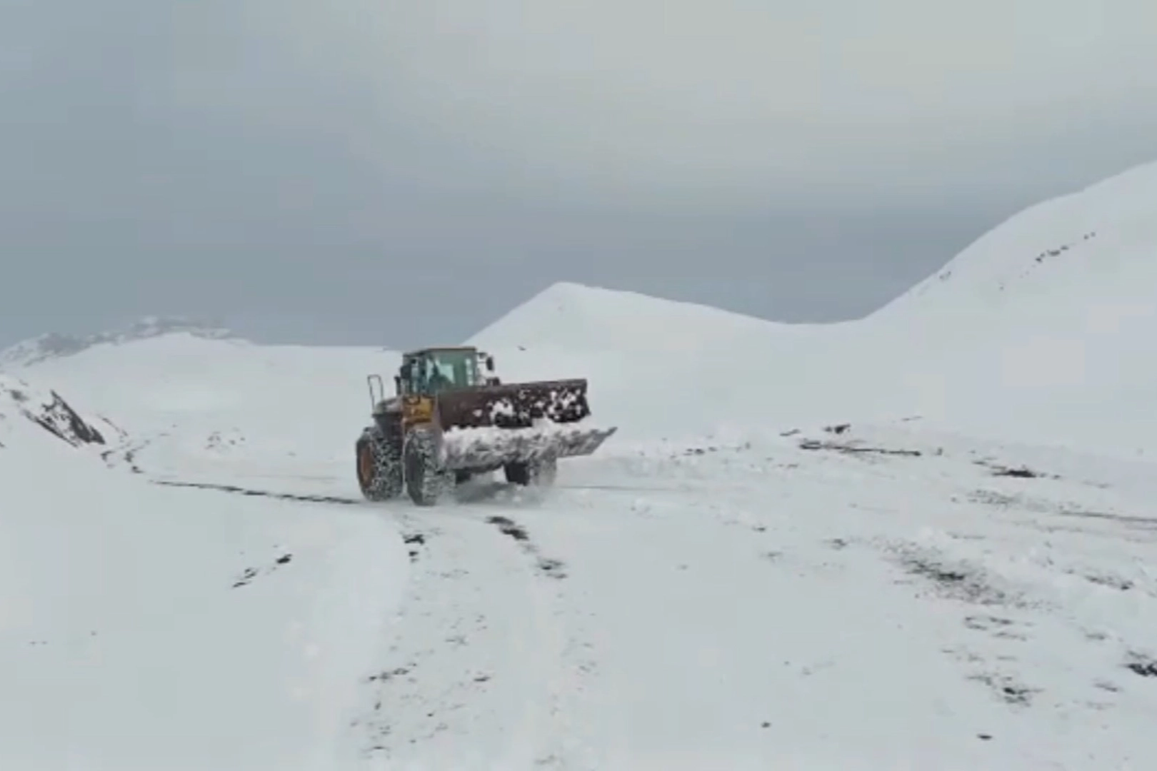 Siirt’te karın kapattığı yollar açılıyor