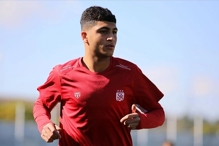 Sivasspor'un 17 yaşındaki genç yeteneği Yunus Emre, Premier Lig yolunda