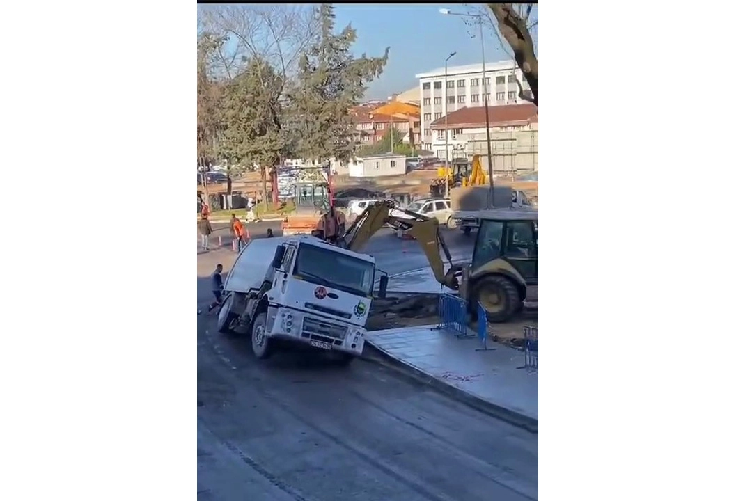 Temizlik kamyonu geçerken yol çöktü