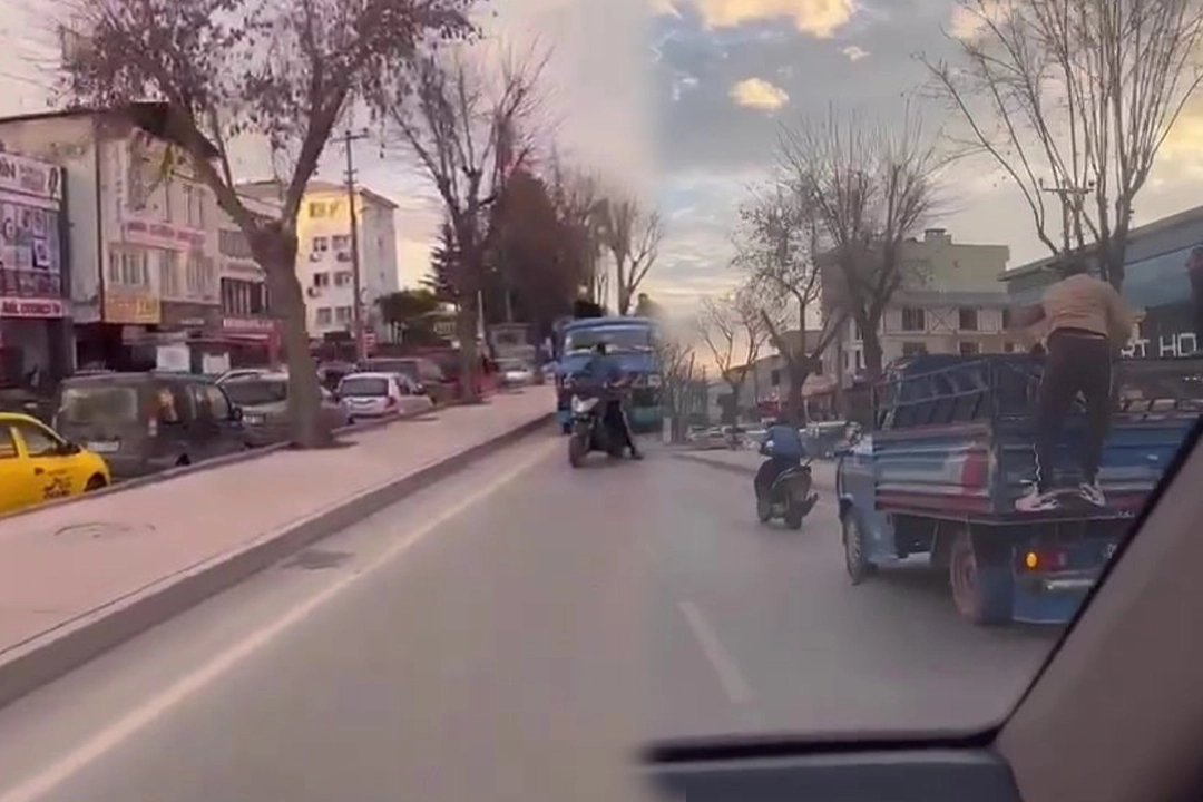 Sakarya’da ilginç görüntü: Tonluk kamyoneti işte böyle çekti