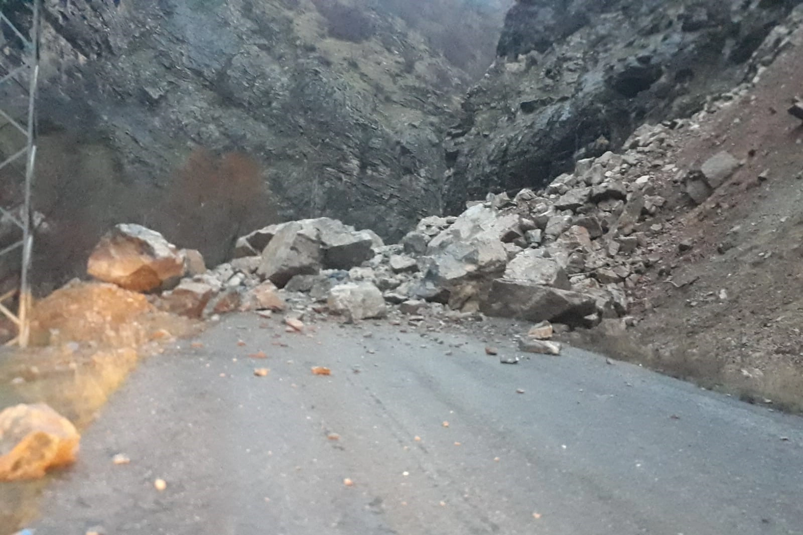 Hakkari'de dağdan kayalar koptu... Köy yolu ulaşıma kapandı