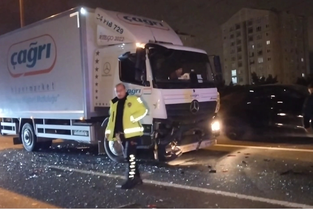 İstanbul'da zincirleme kaza: Şans eseri kurtuldular