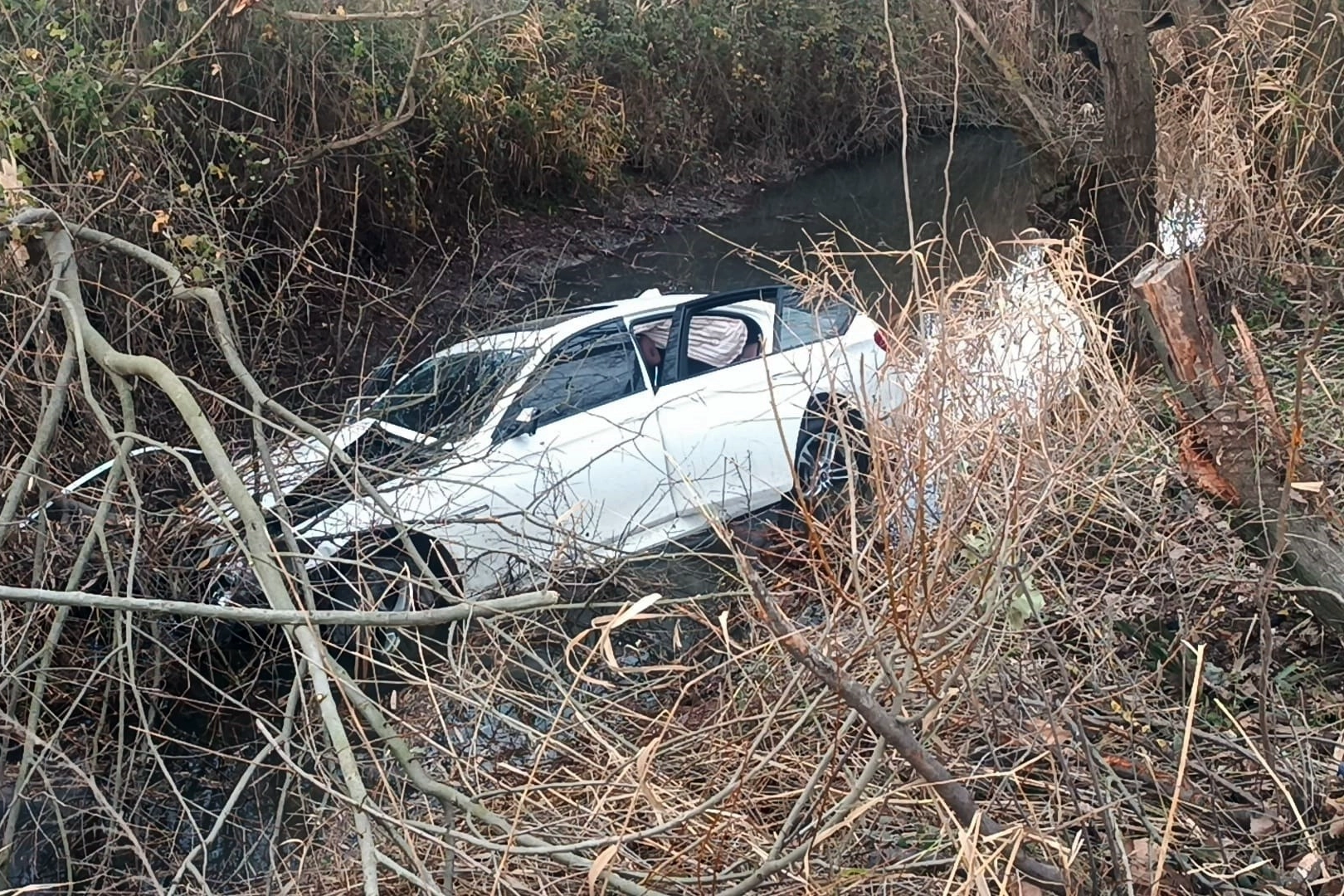 Sakarya’da kaza: Lüks otomobil sulama kanalına uçtu