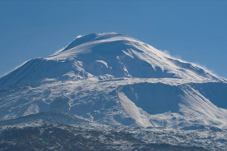 Ağrı Dağı'nda fırtına etkili oluyor