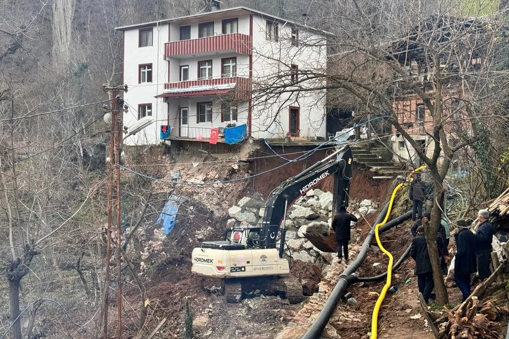 Artvin’de toprak kayması! haberinin görseli