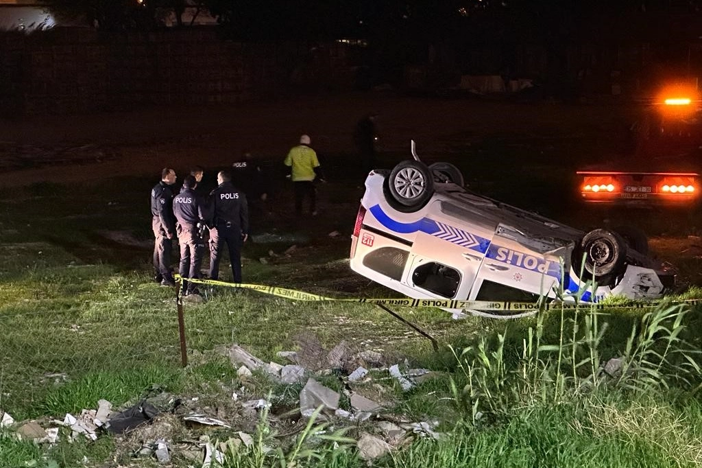 İzmir'de feci kaza! Polis aracı şarampole uçtu: Yaralılar var