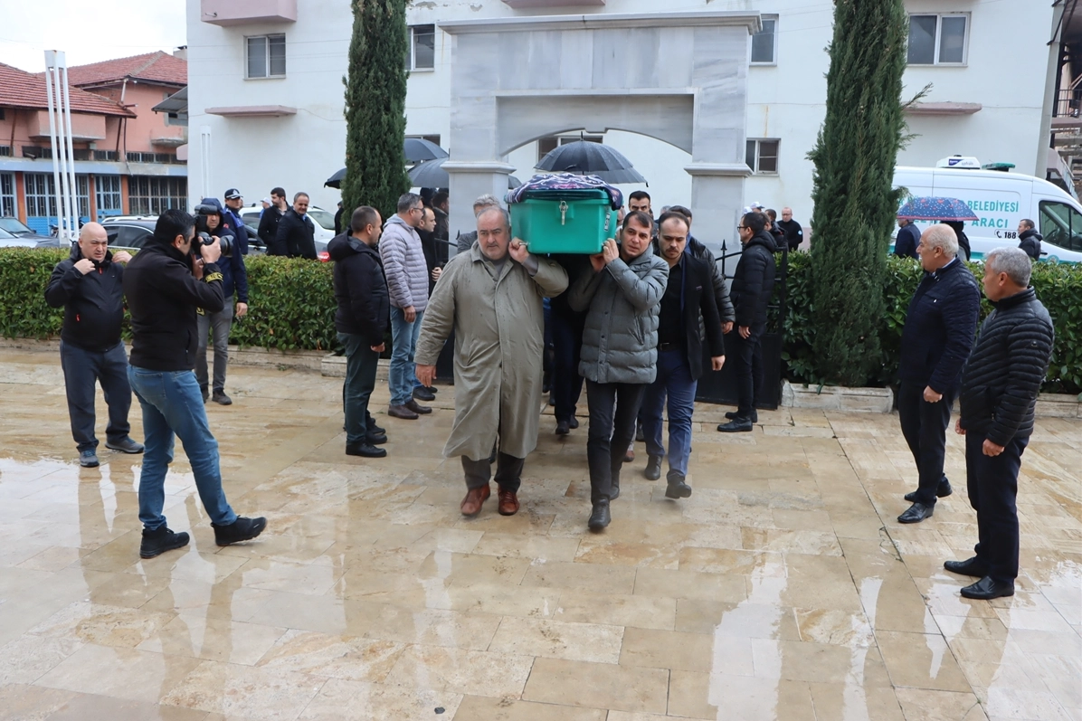 Belediye Başkanının annesi son yolculuğuna uğurlandı haberinin görseli