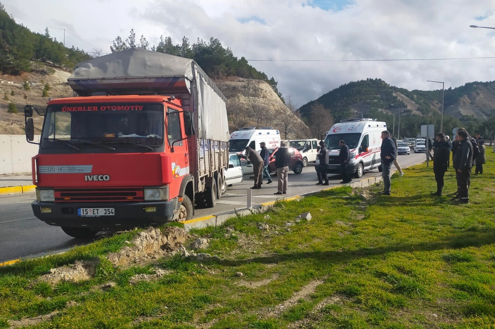 Burdur’da kaza: Kırmızı ışıkta duran kamyonete otomobil çarptı haberinin görseli