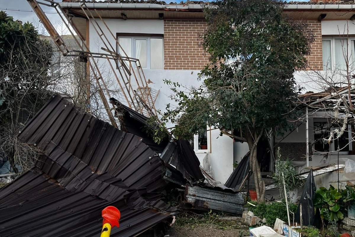 Denizli’de kuvvetli rüzgar çatıları uçurdu