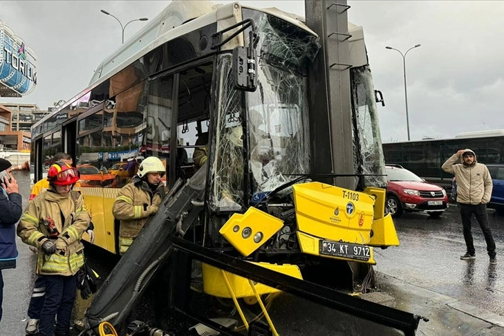 istanbul'da kaza: İETT otobüsü yön tabelası direğine çarptı