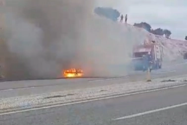 Gaziantep'te otomobil alev topuna döndü... 5 kişi canını son anda kurtardı