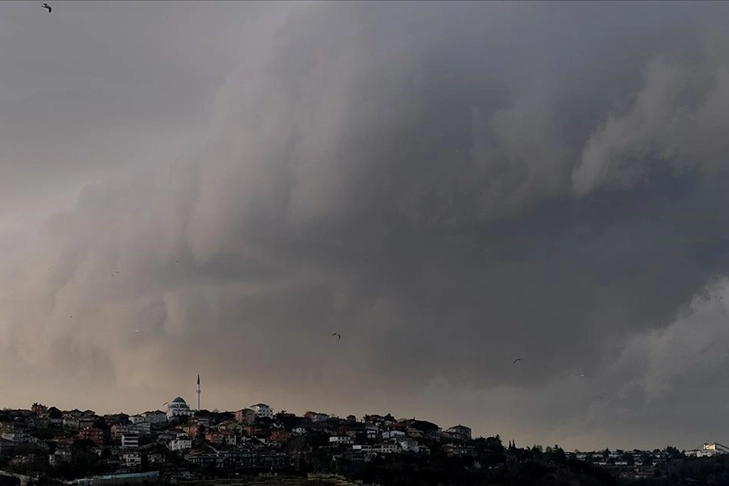 İstanbul'da şiddetli yağmur ve fırtına yaşamı olumsuz etkiliyor