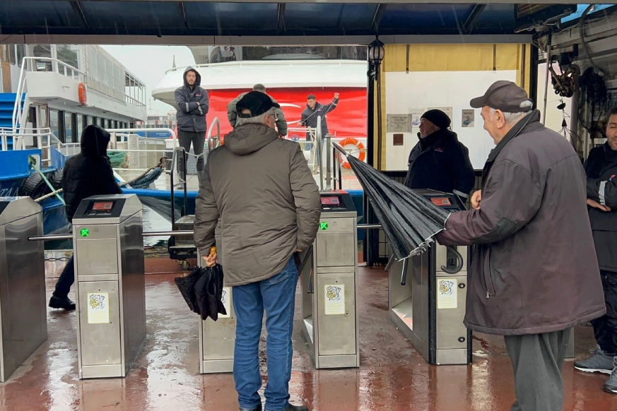 İstanbul’u sağanak yağış vurdu: Vapur seferleri iptal