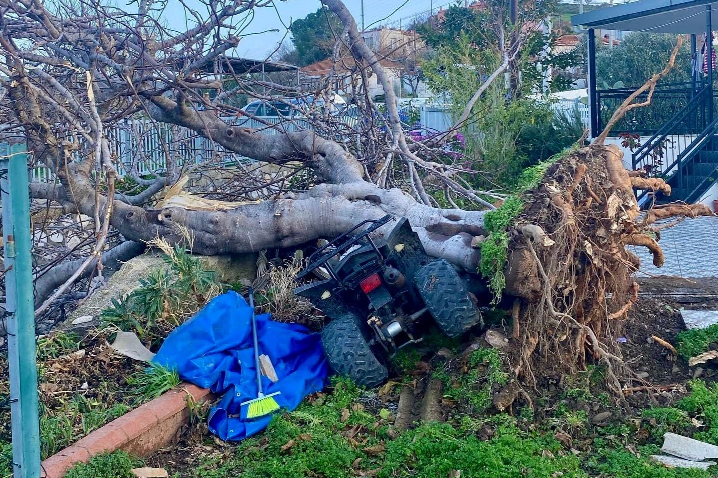 İzmir'de hortum felaketi! haberinin görseli