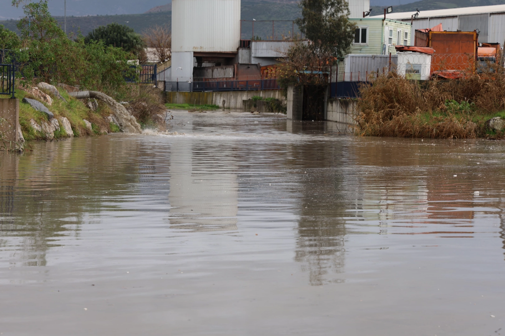 İzmir'de kuvvetli rüzgar ve sağanak zor anlar yaşattı