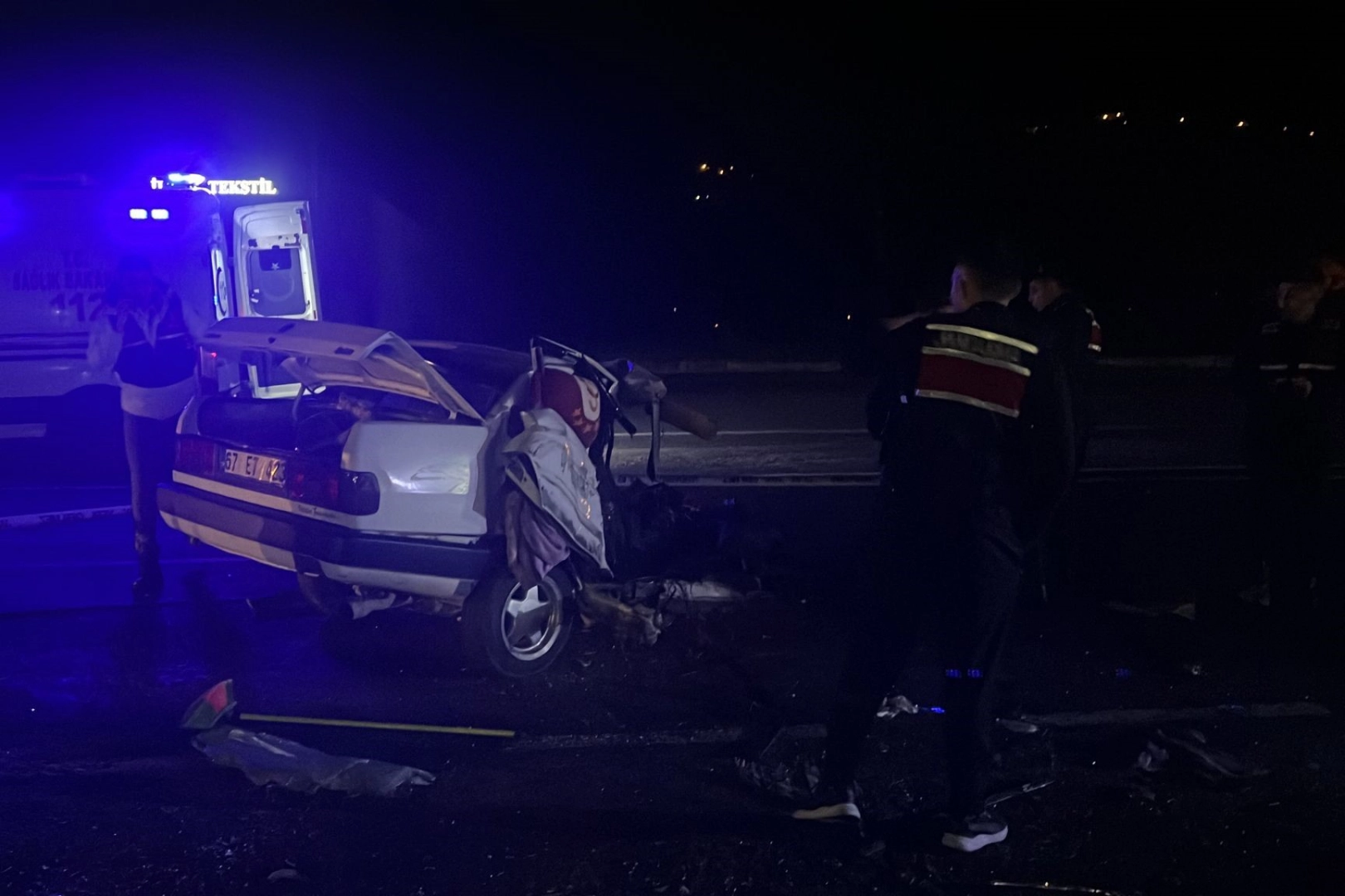 Zonguldak'ta feci kaza: Otomobil ikiye bölündü