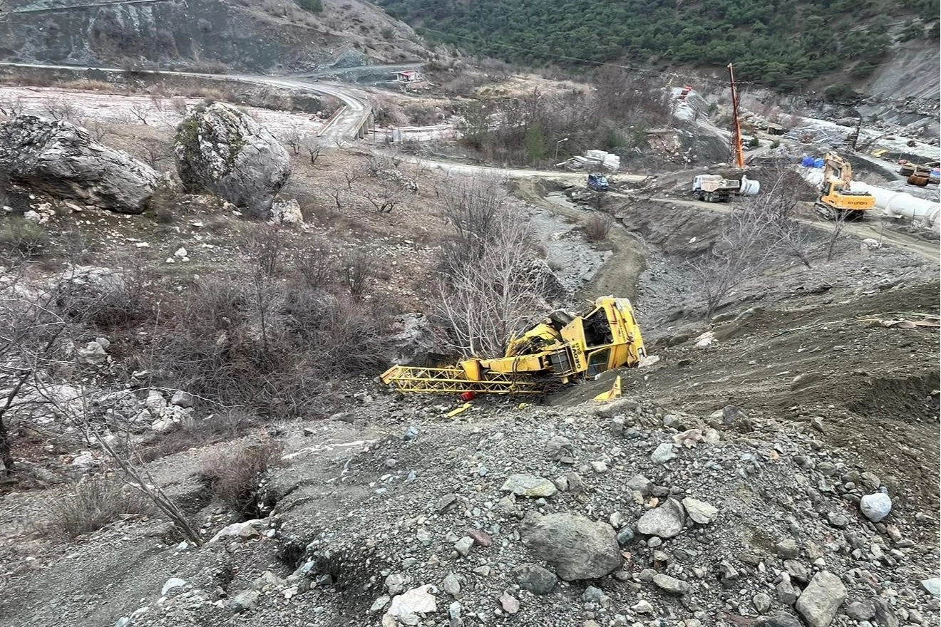 Adıyaman’da kaza: Freni boşalan vinç şarampole devrildi