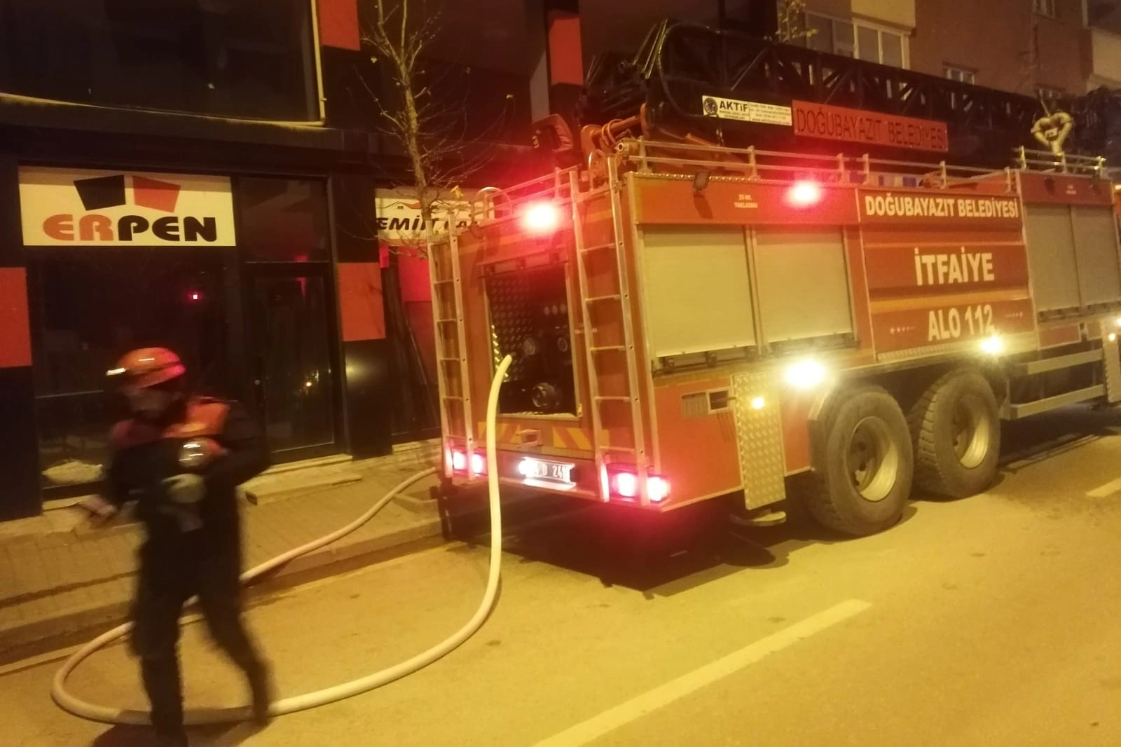 Ağrı’da yangın paniği: Bodrum katından alevler yükseldi haberinin görseli