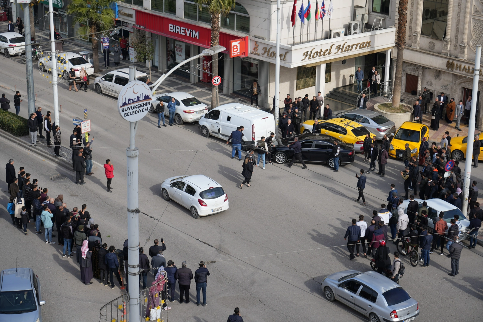 Cadde ortasında sinir krizi geçiren kadın satırla yolu kesti