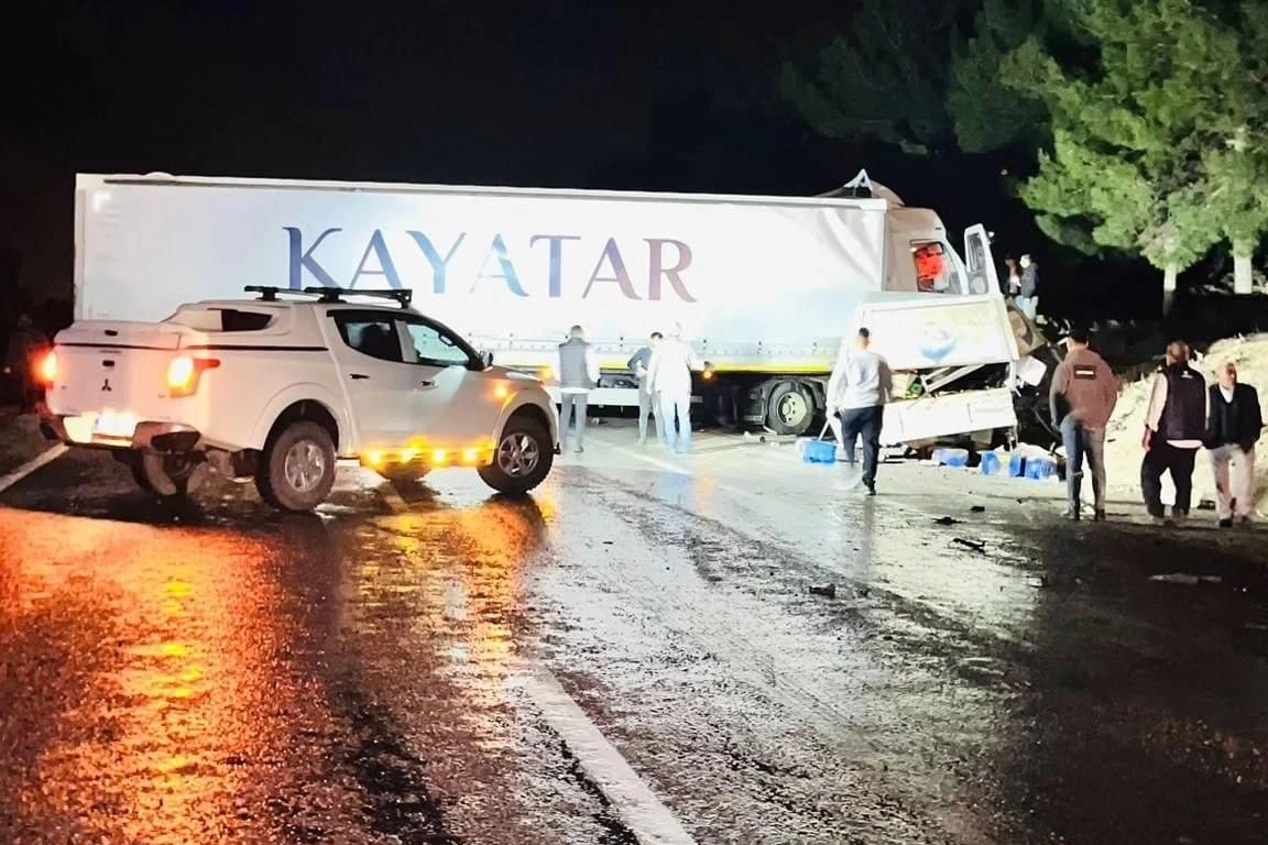 Denizli’de kaza: Tır ile transit çarpıştı haberinin görseli