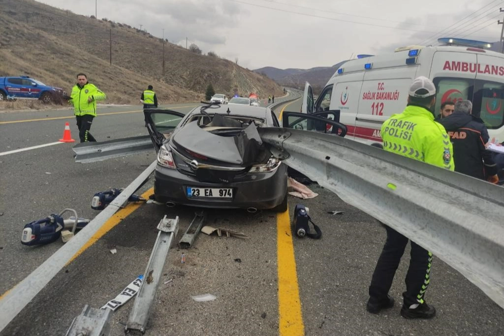 Elazığ’da feci kaza: Otomobil bariyerlere saplandı