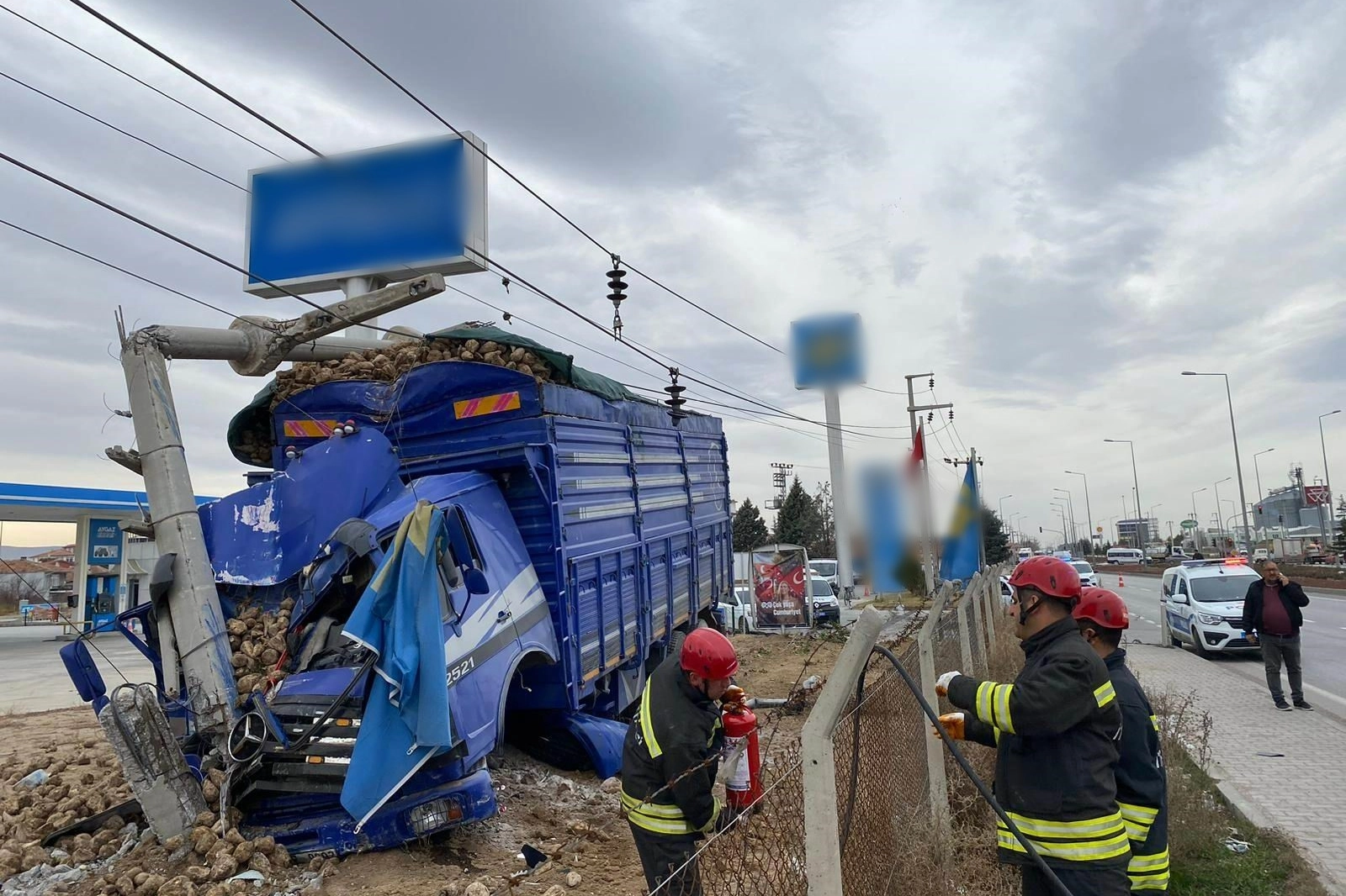 Konya'da kaza: Pancar yüklü kamyon ile kamyonet çarpıştı