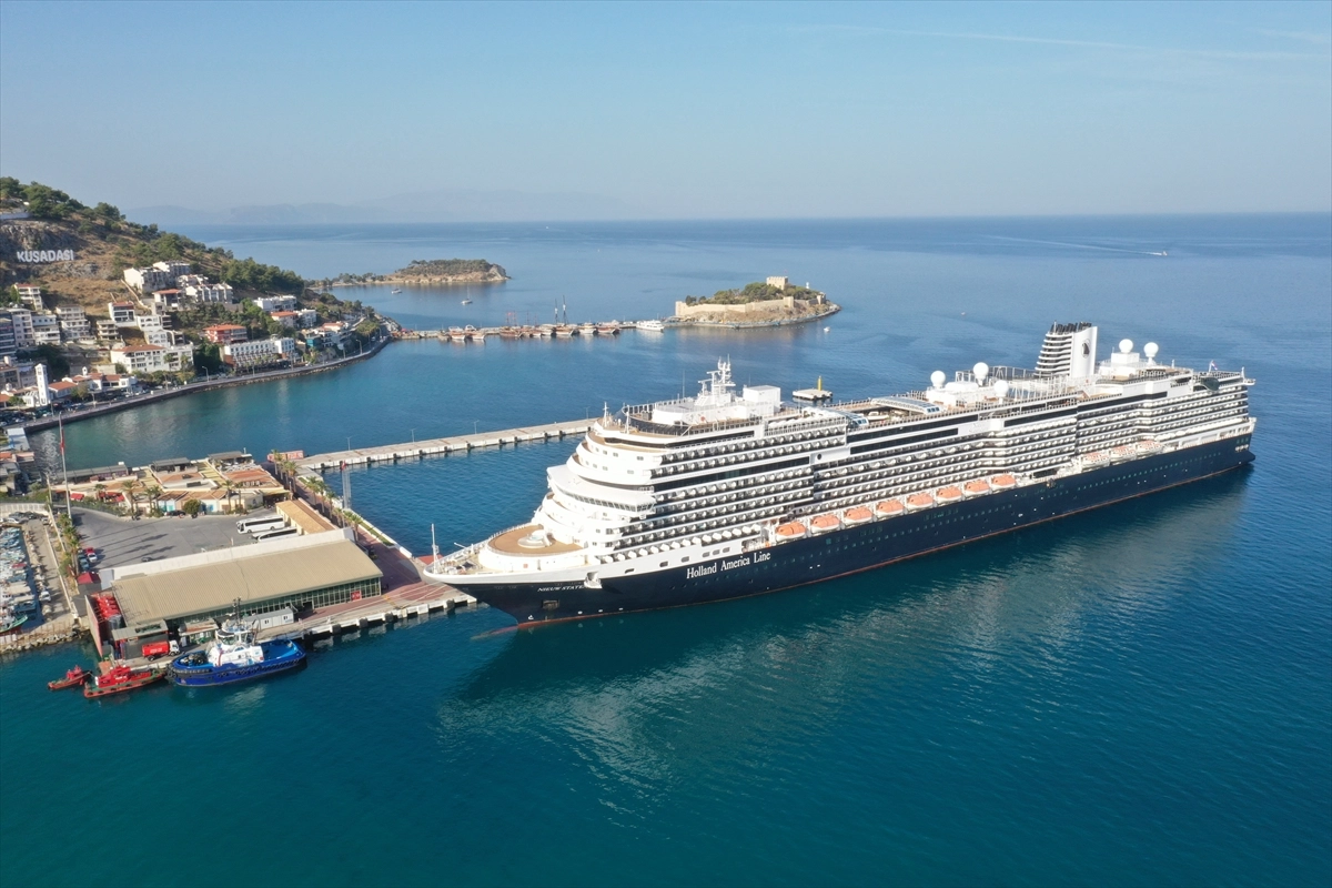 Kuşadası Limanı, Akdeniz'de transit limanlar arasında ilk 10 liman arasında yer alıyor