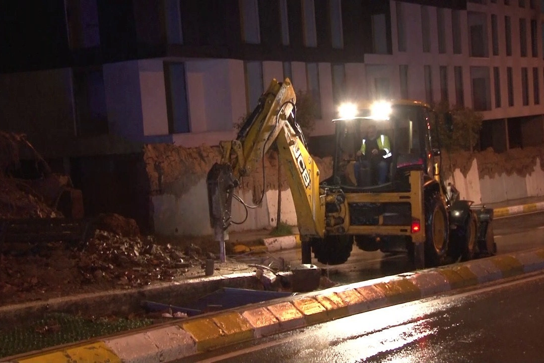 Pendik'te aşırı yağış nedeniyle istinat duvarı çöktü