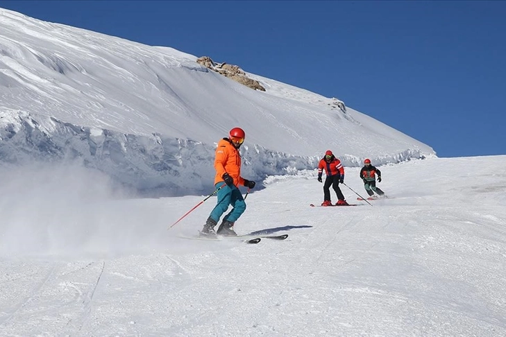 Kayak tutkunları, Hakkari'de 2 bin 800 rakımda kayak keyfi yaşıyor