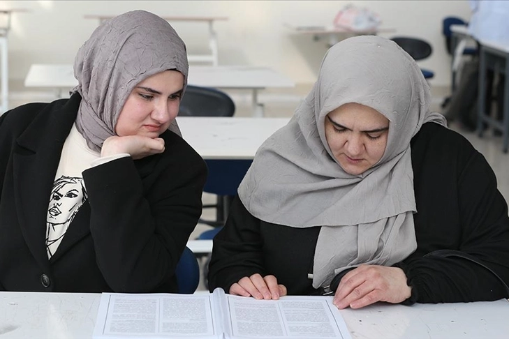 Üniversiteli görme engelli Hilal, azmiyle annesinin de hayatına dokunuyor