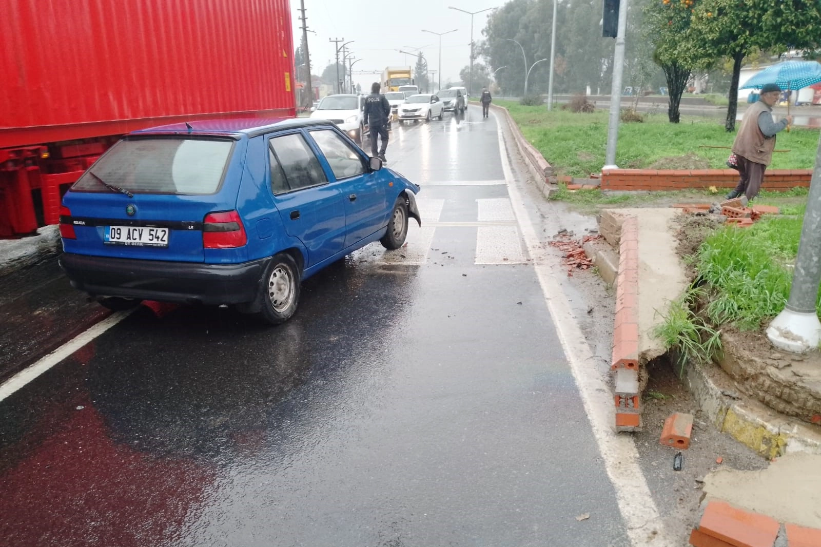 Aydın'da kaza: Kontrolden çıkan otomobil refüje çarptı