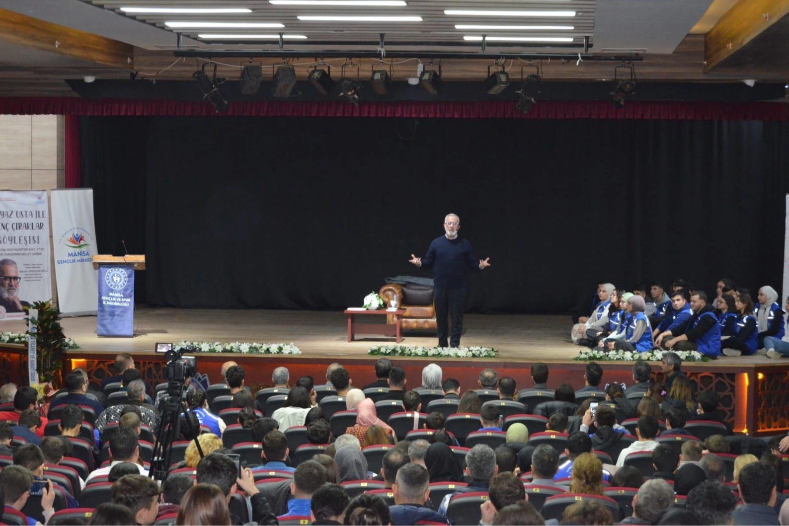 Bahadır YenişehirlioğluYenişehirlioğlu Manisa'da bir dizi program gerçekleştirdi