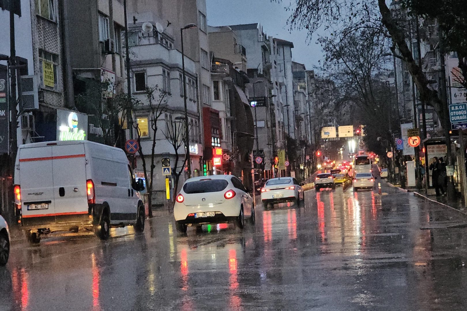 Balıkesir’de fırtına ve yağış etkili oldu haberinin görseli