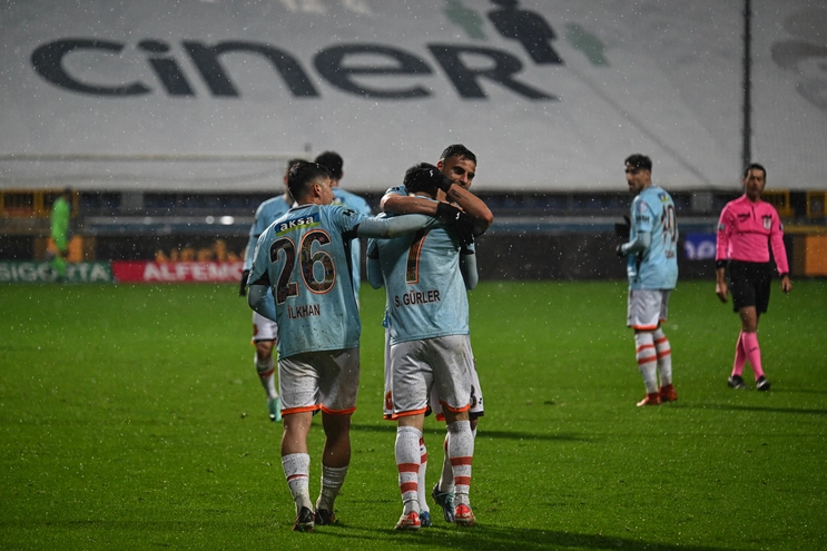 Başakşehir 3 puanı 3 golle aldı