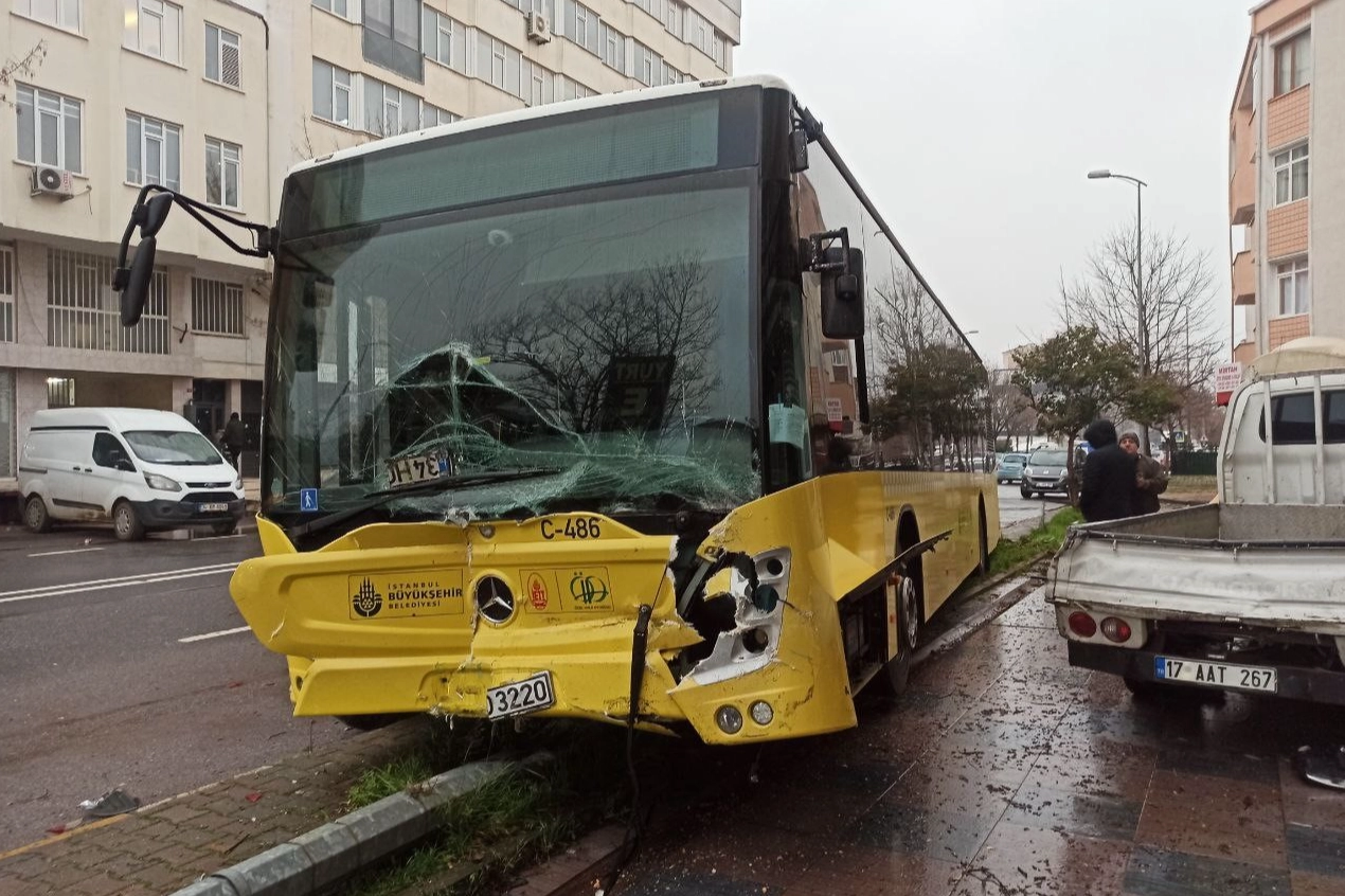 İstanbul’da kaza: İETT otobüsü 4 araca çarptı