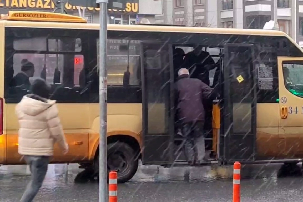 İstanbul Sultangazi’de kar yağışı etkili olmaya başladı