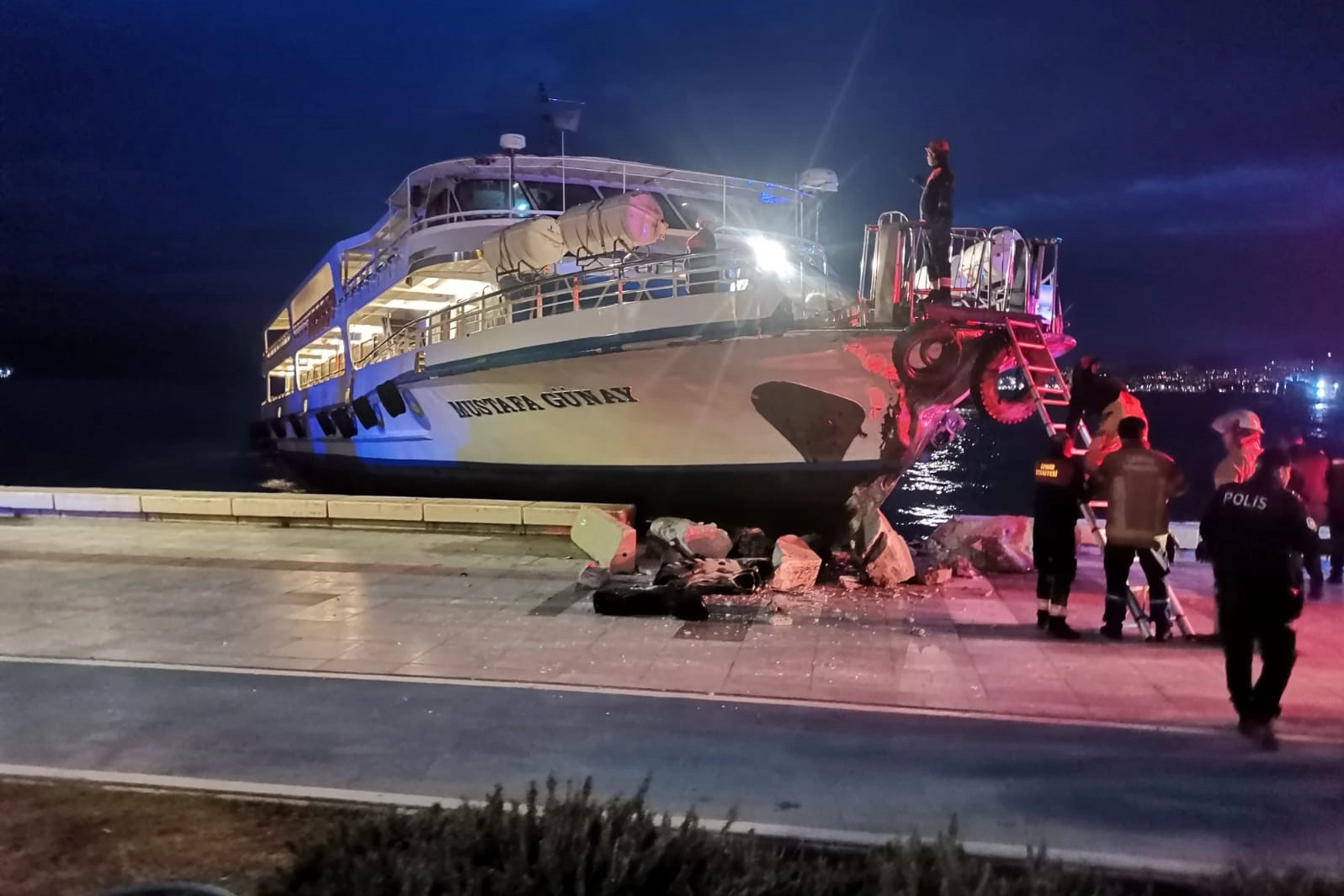 İzmir haber: Konak'ta vapur karaya çıktı haberinin görseli