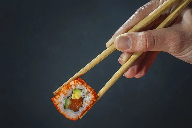 Japon yemek çubuğu nedir? Japon yemek yeme çubuğu nasıl tutulur? haberinin görseli