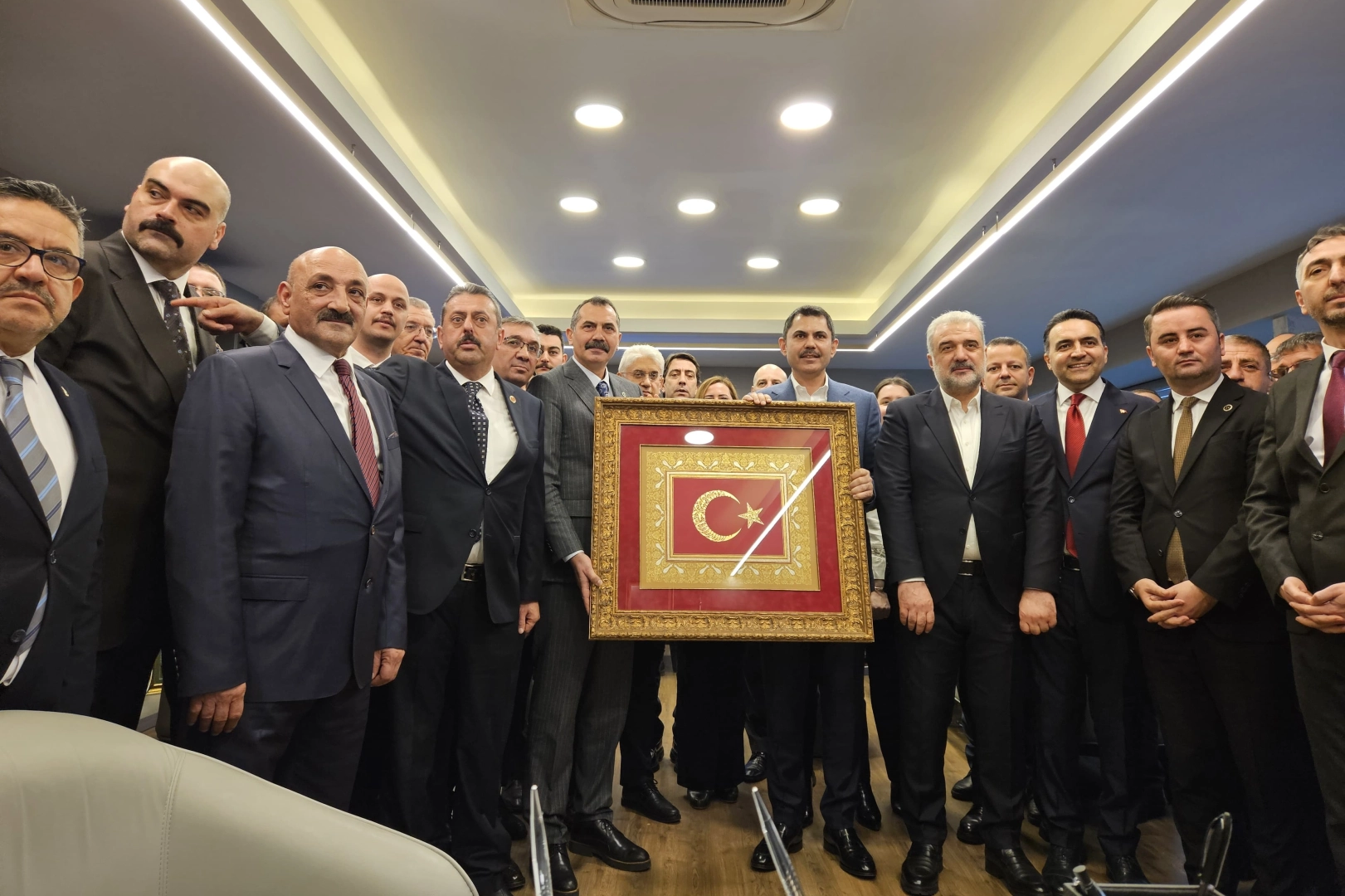 Murat Kurum'dan MHP'ye ziyaret haberinin görseli