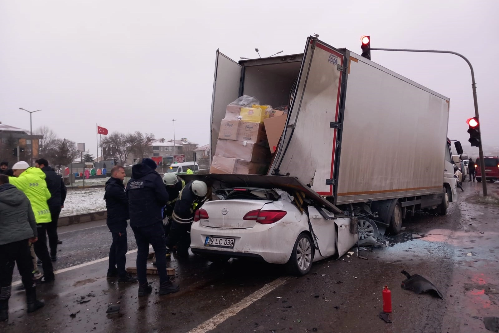 Tekirdağ’da feci kaza: 0Otomobil kamyona saplandı