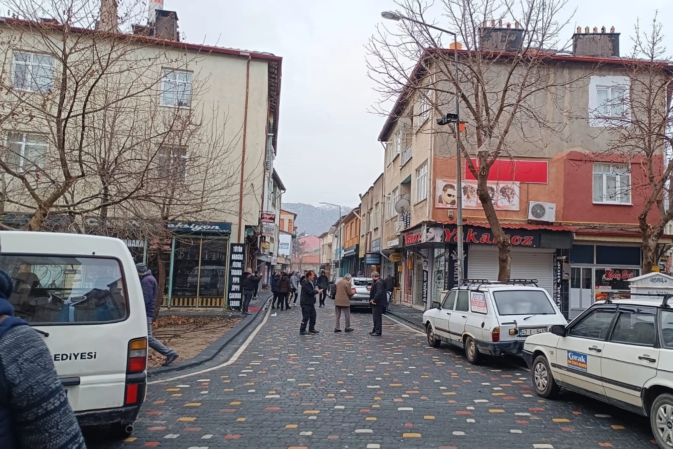 Çatıdan otomobilin üzerine düştü