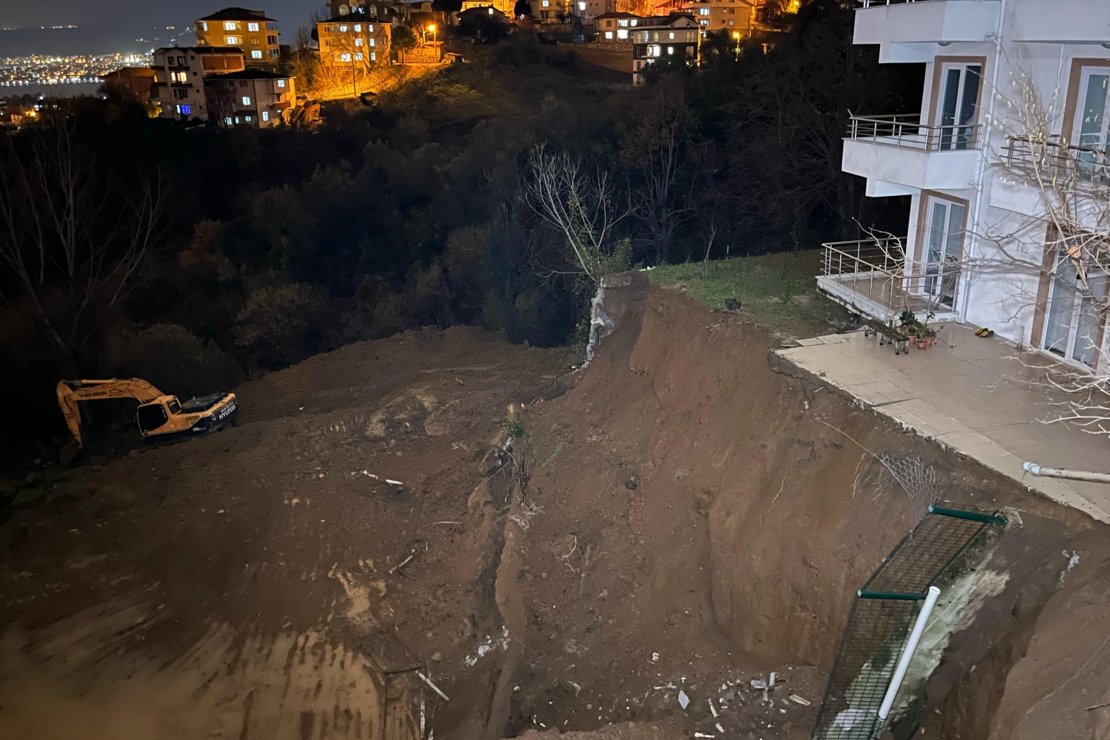 Facia teğet geçti: Toprak kaydı, bina boşaltıldı