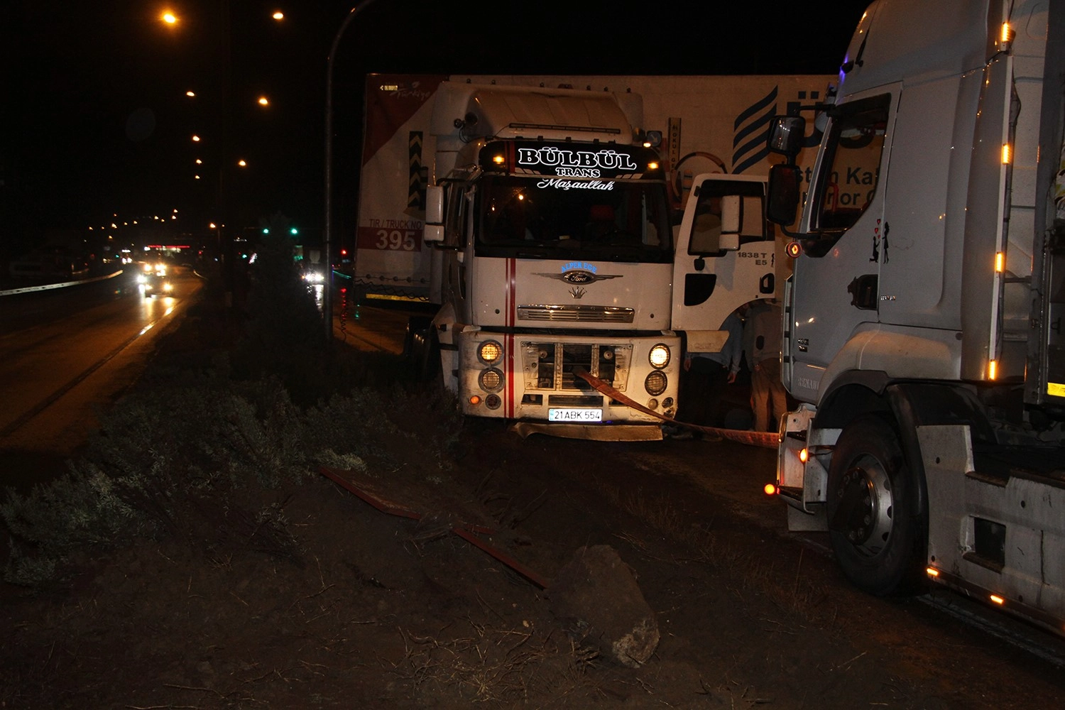 Manisa’da kaza: Yağışlı havada kayan tır karayolunu trafiğe kapattı