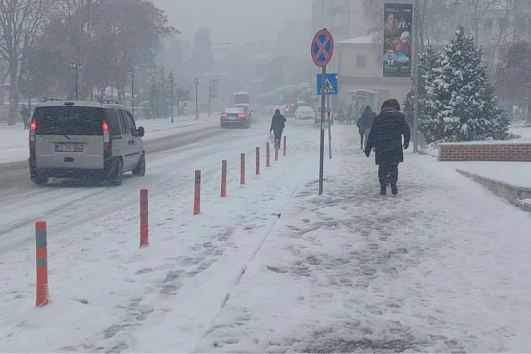 Tekirdağ’da yoğun kar tipiyle sürüyor