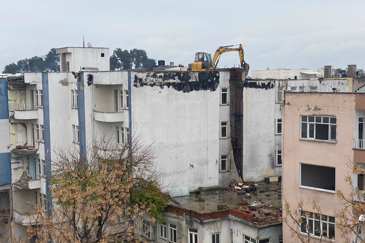 Adıyaman’da pes dedirten görüntü: İş makinası ağır hasarlı binanın üzerine çıkarıldı