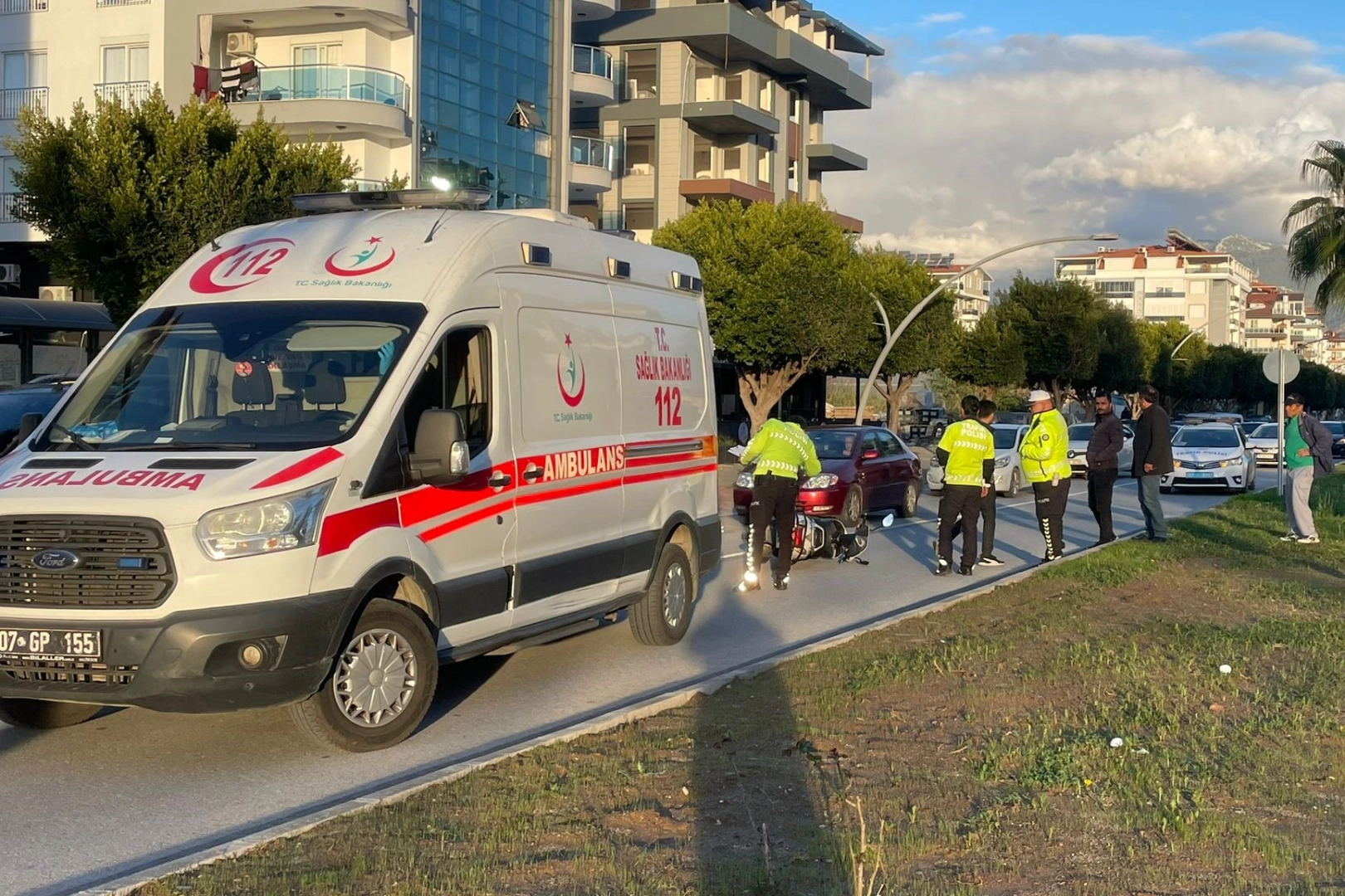Antalya’da kontrolden çıkan motosiklet devrildi haberinin görseli