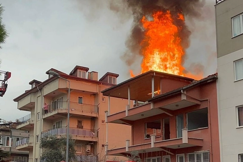 Denizli’de korkutan yangın: Binanın çatısı alev alev yandı