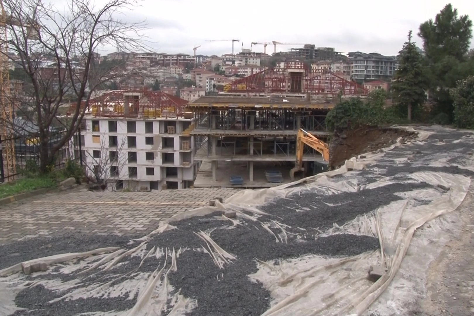 İstanbul’da istinat duvarı çöktü!  