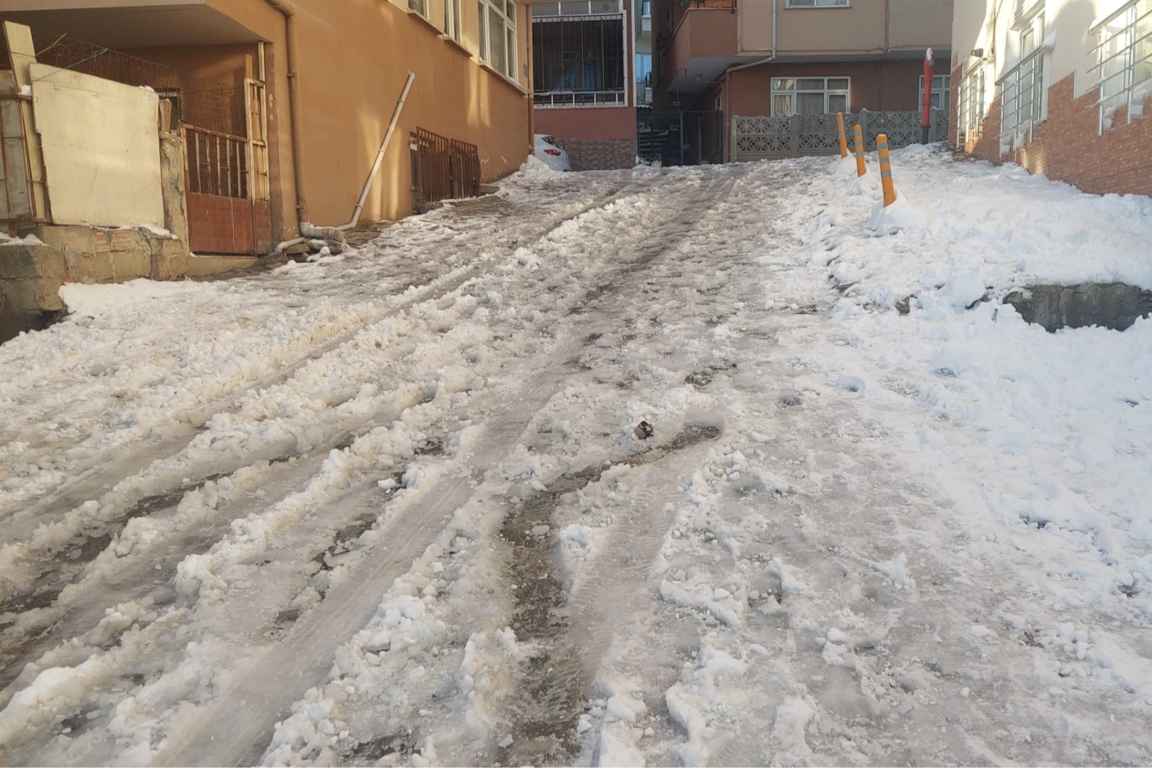 Tekirdağ'da dondurucu soğuk: Sokaklar buz pistine dönüştü