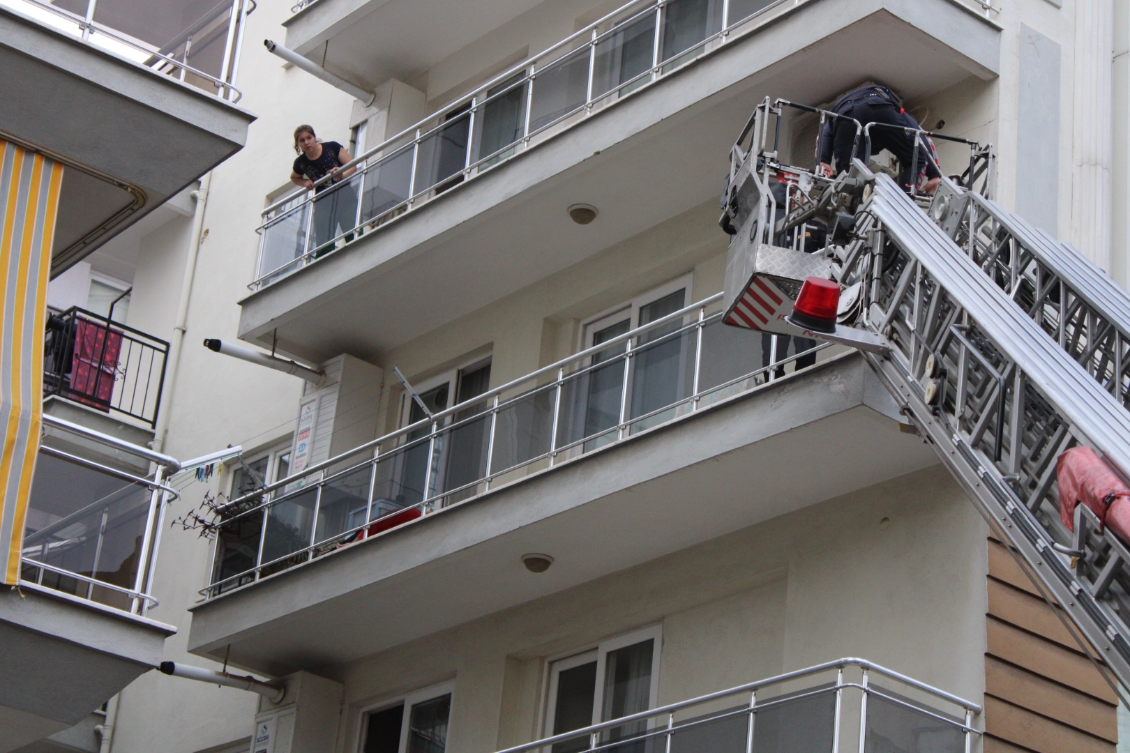 Alkolün dozunu kaçırdı balkonda mışıl mışıl uyudu